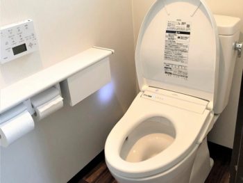 使いづらかった和式トイレを、手すり付きのオート機能トイレへ | 株式会社 新 栄